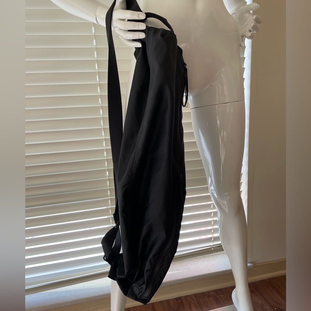 Lululemon yoga mat carrier, black, adjustable strap